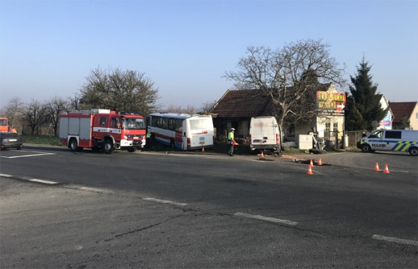 Při střetu dodávky a autobusu u Vrbčan se zranily čtyři osoby