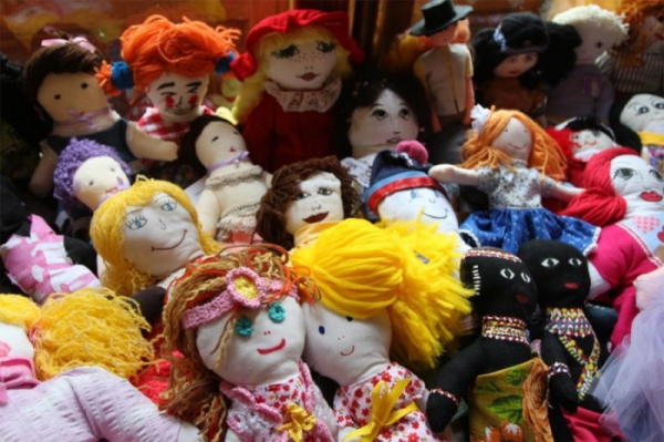 Senioři ze středních Čech budou šít panenky na podporu projektu - Adoptuj panenku a zachráníš dítě
