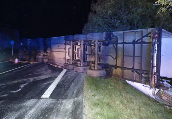 Převrácený kamion zablokoval silnici číslo 12 u Kolína