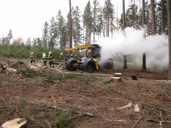 Požár stroje na těžbu dřeva na Kutnohorsku způsobil škodu za čtyři miliony korun