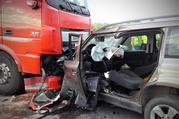 Na Kolínsku se střetl osobní vůz s kamionem, řidič automobilu na místě zemřel