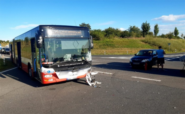 U Kolína se střetl osobní vůz s autobusem, jedna osoba skončila s tržnou ránou na hlavě v nemocnici