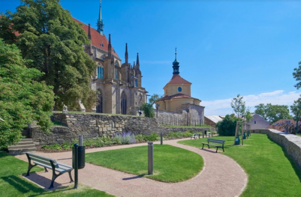 Kostnice, muzeum, lapidárium, nebo park. Návštěvníkům se otevírá opravený areál kostela sv. Bartoloměje v Kolíně