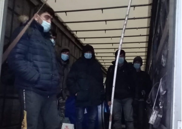 V návěsu rumunského kamionu přicestovalo i šest migrantů