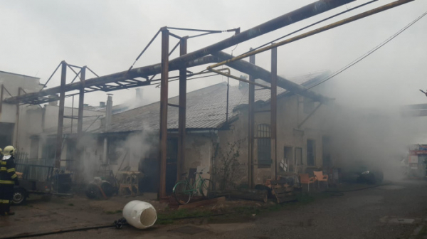 V truhlárně v Pečkách hořelo, plameny napáchaly škody za 1,2 milionu korun
