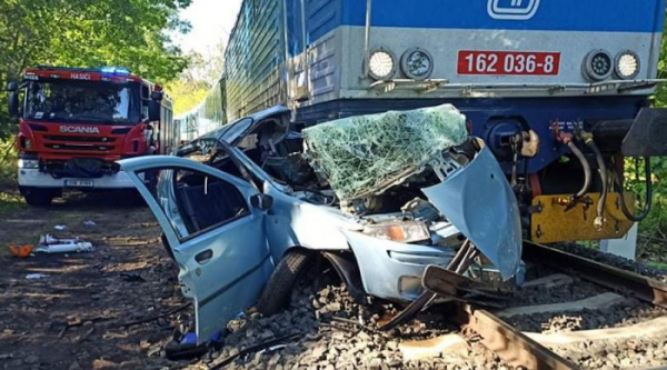 Devětatřicetiletá řidička osobního vozu přišla při srážce s vlakem o obě nohy
