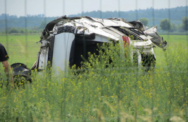Při vážné nehodě osobního vozu na dálnici D11 zemřel muž a jedno dítě, dalších pět osob se zranilo