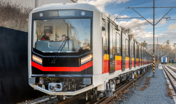 Výzkumný Ústav Železniční testuje ve Velimi elektrickou jednotku Metro Warszawa