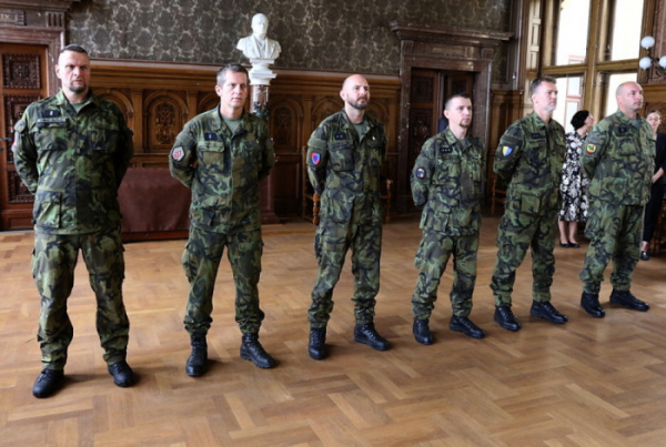 Generál Lafek předal v Kolíně vojákům Čestné odznaky štábního kapitána Václava Morávka