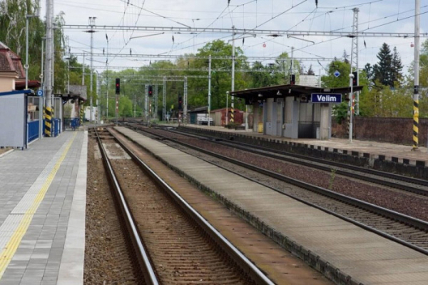 Správa železnic: Během rekonstrukce nástupiště ve Velimi se opraví také trakční vedení