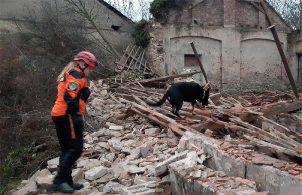 K destrukci stodoly na Kolínsku vyjel záchranný útvar i kynologové se psy