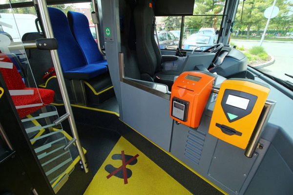 Středočeský kraj chce, aby v budoucnu cestující nastupovali do autobusů všemi dveřmi, do vozů pošle revizory