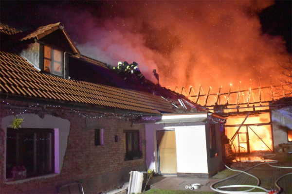 Závada na elektroinstalaci způsobila požár stodoly a domu na Kolínsku. Škoda činí jeden a půl milionu korun